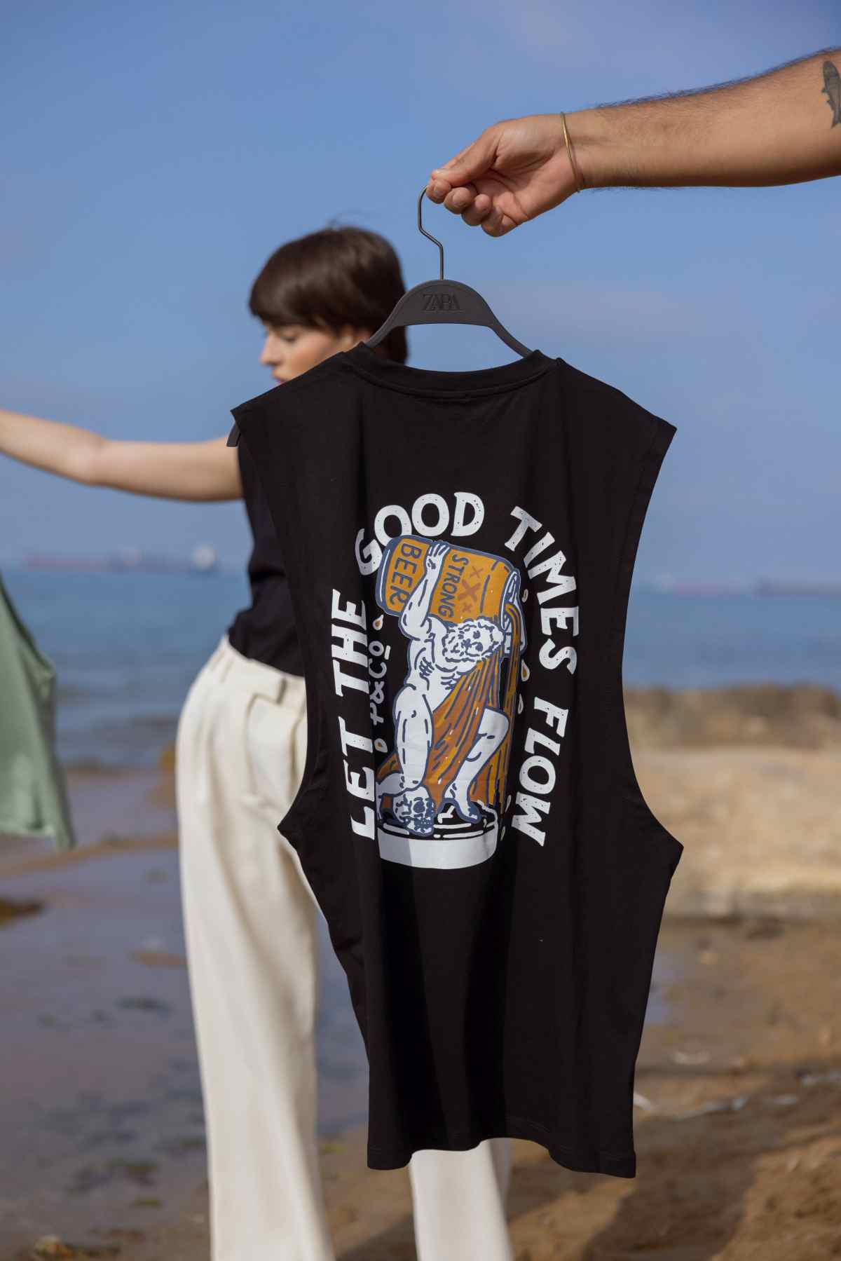 Arkası Baskılı Kolsuz Siyah Tshirt